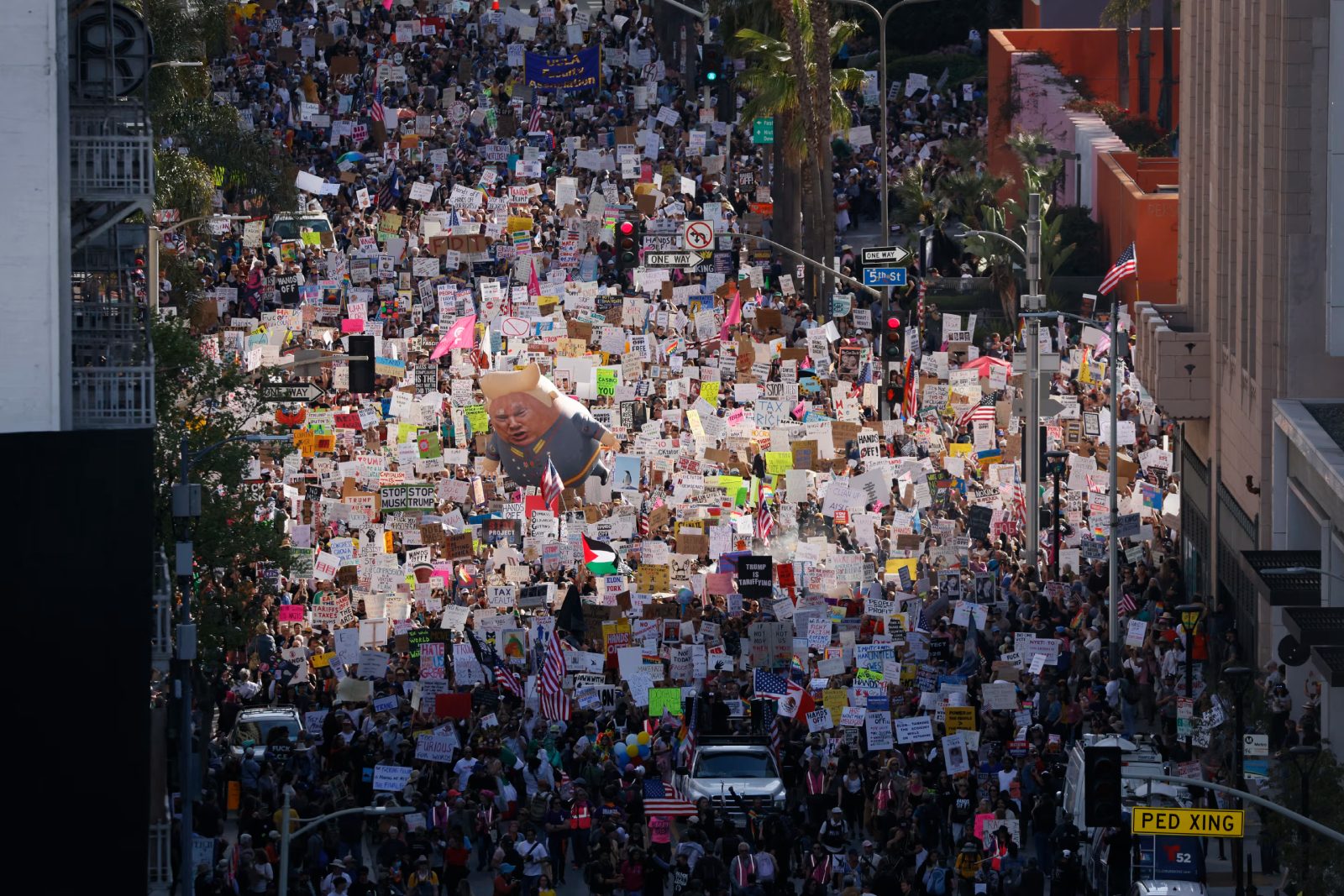 3 أشهر من الفوضى.. كيف تزيد سياسات ترامب الانقسام داخل الشارع الأمريكي؟