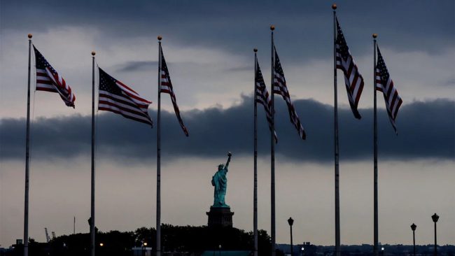 عرش العملة الخضراء مهدد.. هل يمكن أن تؤدي سياسات ترامب الاقتصادية لإضعاف هيمنة الدولار عالمياً؟