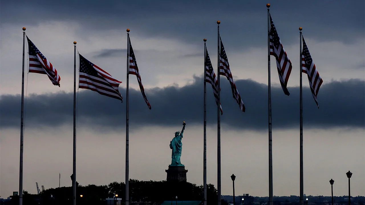 عرش العملة الخضراء مهدد.. هل يمكن أن تؤدي سياسات ترامب الاقتصادية لإضعاف هيمنة الدولار عالمياً؟