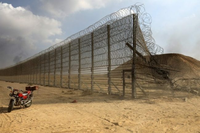 من الطوفان إلى سقوط نظام الأسد.. سيناريوهات منطقة الشرق 2025 في ضوء “تأثير الفراشة” و”أحجار الدومينو”