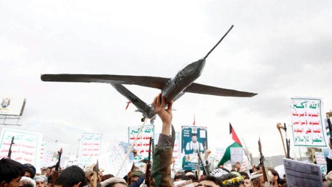 “قتال اليمن ليس سهلاً”.. ما الذي حققه الحوثيون خلال عام ونصف من الحرب البحرية؟