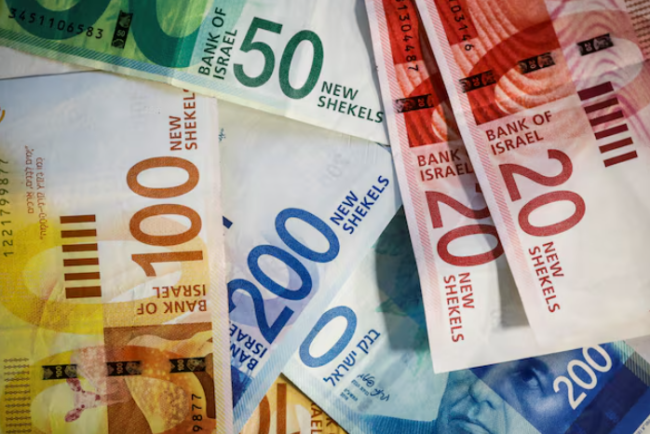 إسرائيل تحارب الفلسطينيين بالسيولة النقدية.. شحّ للشيكل في غزة وانهيار للمنظومة المصرفية في الضفة