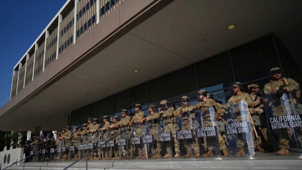 أفراد من الحرس الوطني في كاليفورنيا يحرسون المبنى الفيدرالي في وسط مدينة لوس أنجلوس يوم الثلاثاء 10 يونيو 2025./رويترز