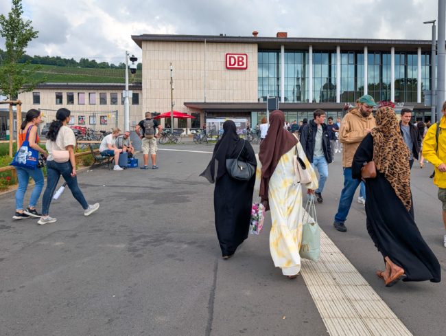 خلل إداري أم سياسة إقصاء؟.. مأساة المهاجرين تتفاقم مع تأخير بطاقات الإقامة في فرنسا