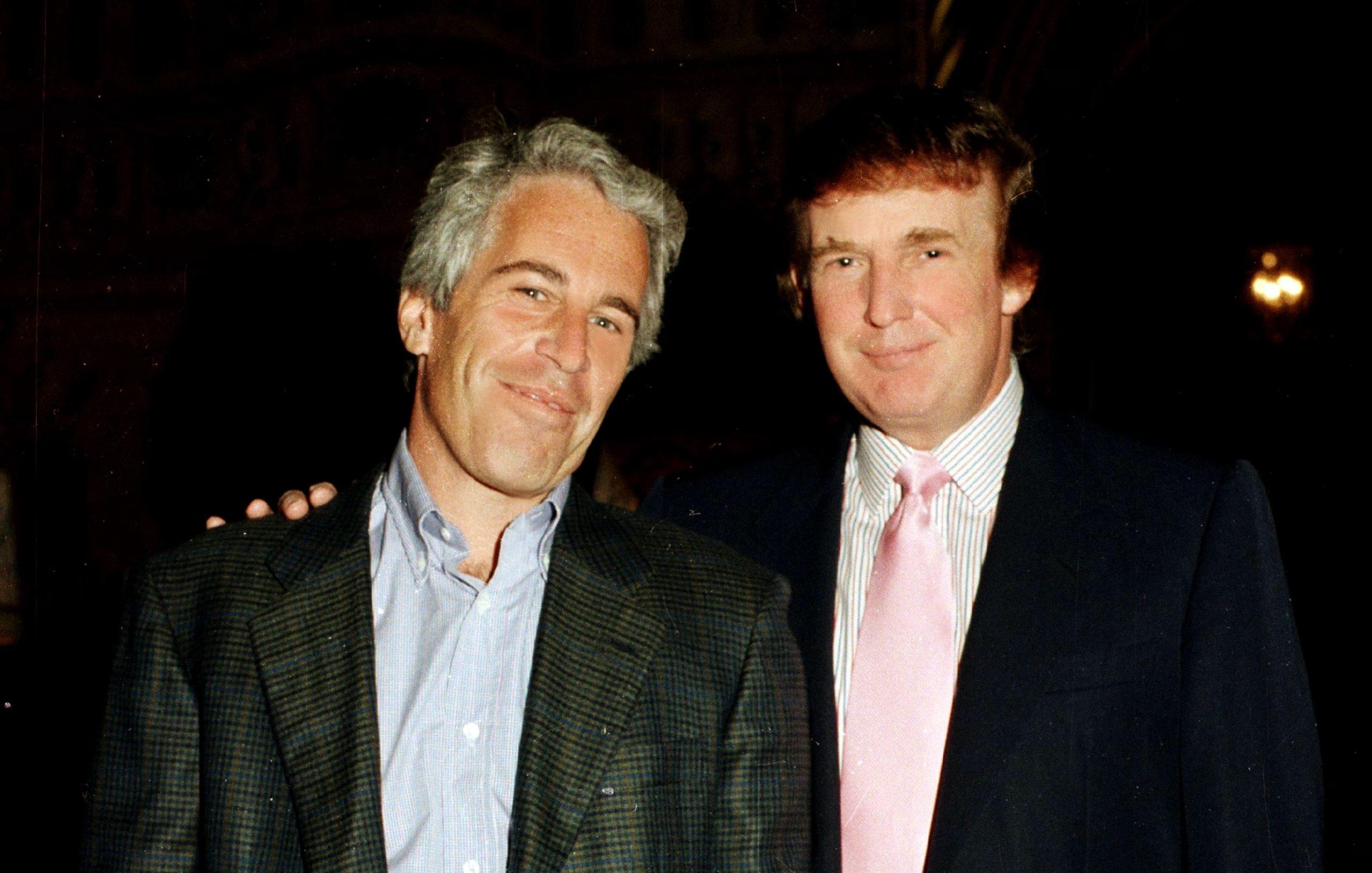 ظهور اسم ترامب في وثائق إبستين.. هل ينجو الرئيس الأمريكي من تداعيات الغضب الشعبي والسياسي؟