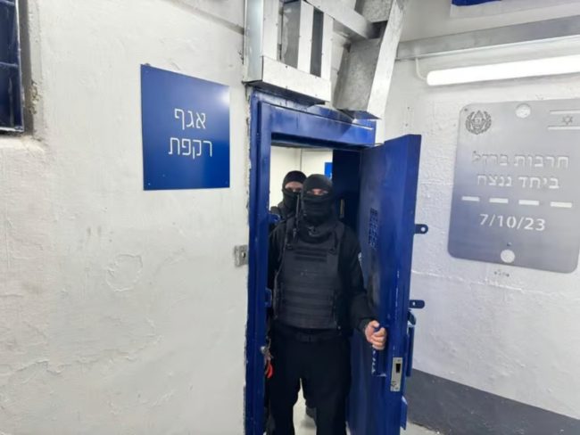 صندوق تحت الأرض.. ماذا نعرف عن معتقل “راكيفت” الإسرائيلي الأكثر سريّة ورعباً؟