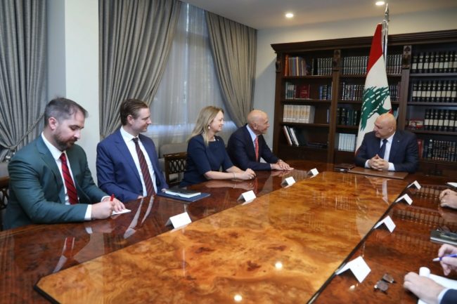 كل شيء مرتبط بنزع السلاح ولا ضمانات إسرائيلية.. تفاصيل رسائل أمريكية “صادمة” إلى الرئاسات الثلاث في لبنان