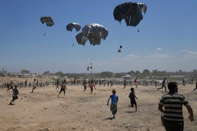 كيف تعمّق الإنزالات الجوية و”مراكز المساعدات” الأمريكية حرب التجويع في غزة وتطيل أمد المأساة؟
