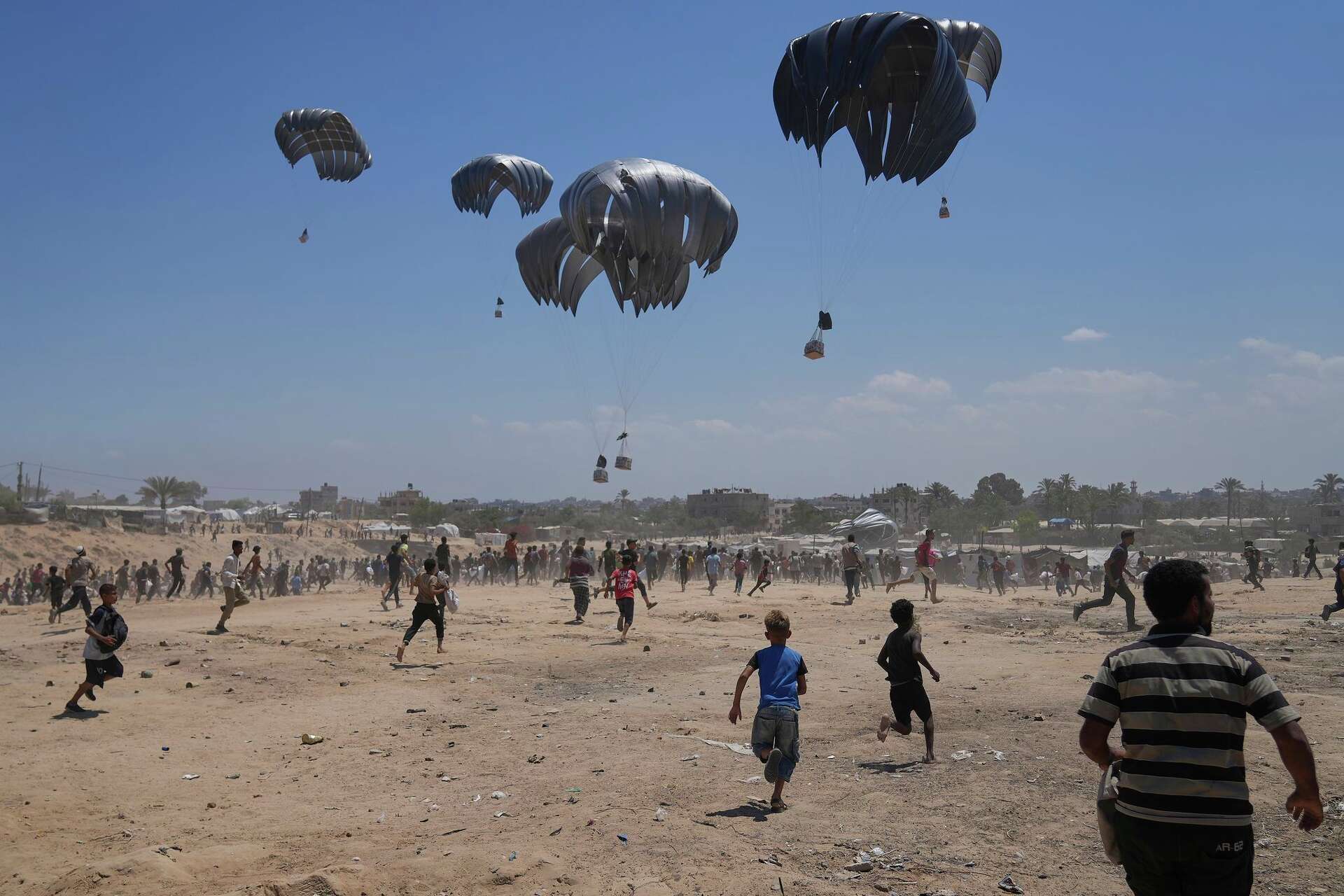 كيف تعمّق الإنزالات الجوية و”مراكز المساعدات” الأمريكية حرب التجويع في غزة وتطيل أمد المأساة؟