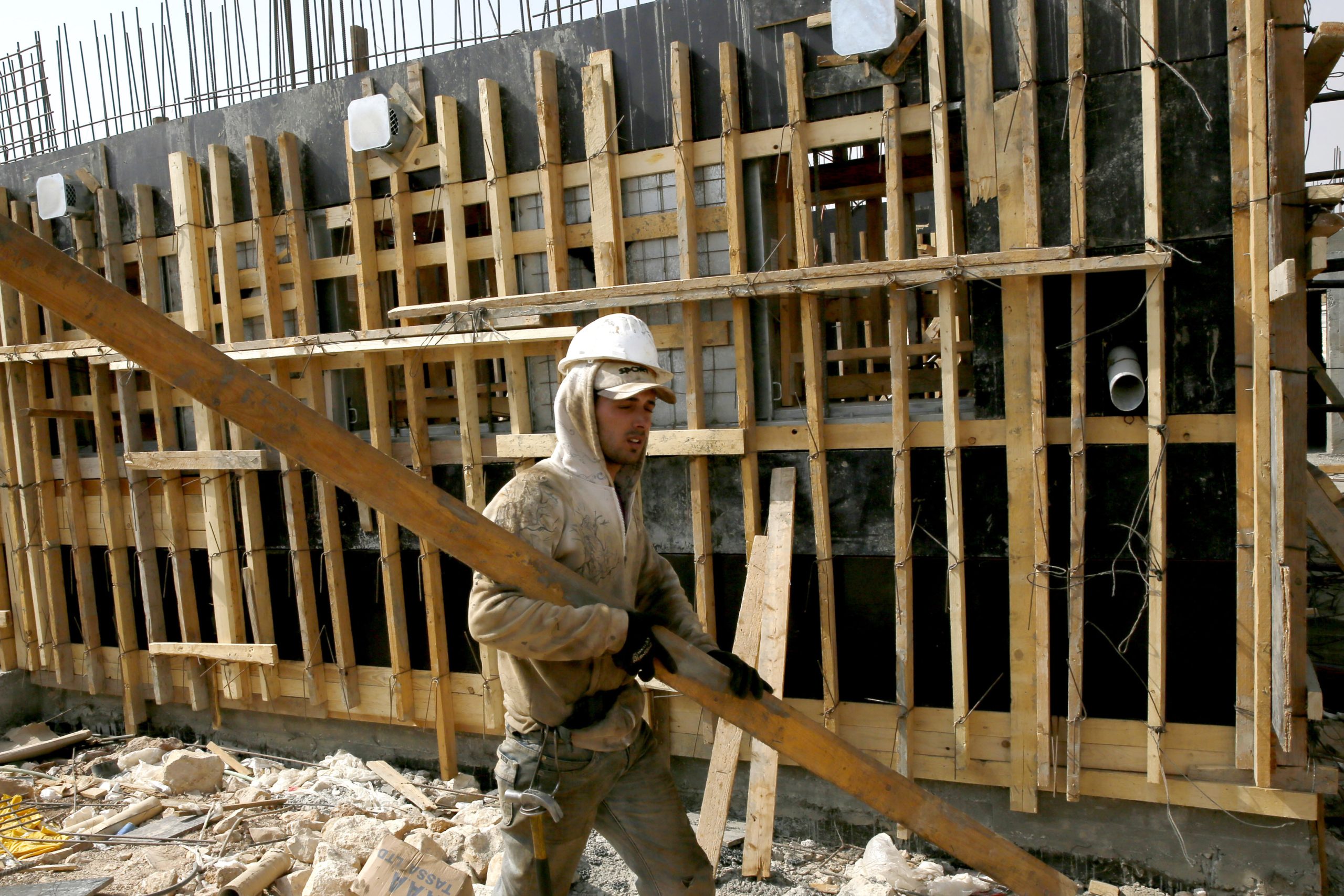 غياب الأيدي العاملة يربك الاقتصاد الإسرائيلي.. العجز يصل ل200 ألف عامل والهند تسعى للتعويض