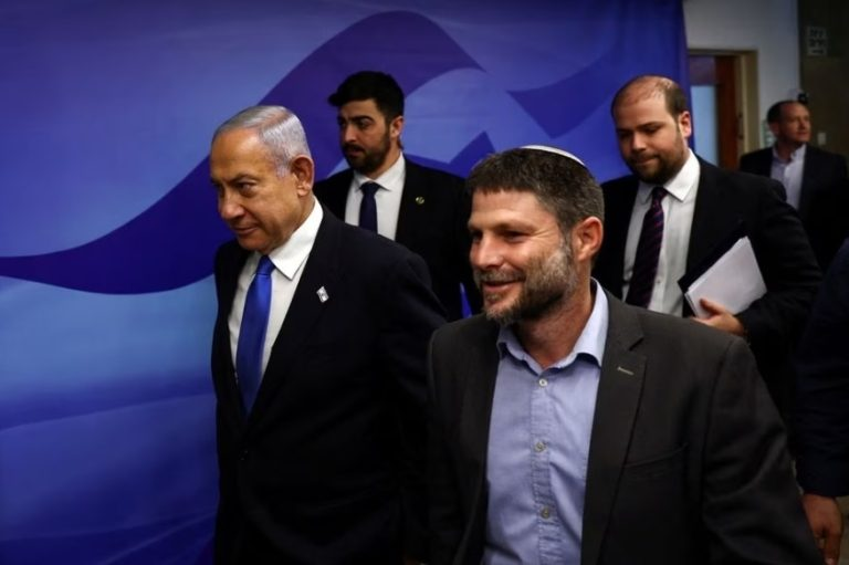 صورة رئيس وزراء الاحتلال بنيامين نتنياهو ووزير ماليته سموتريتش/ رويتز
