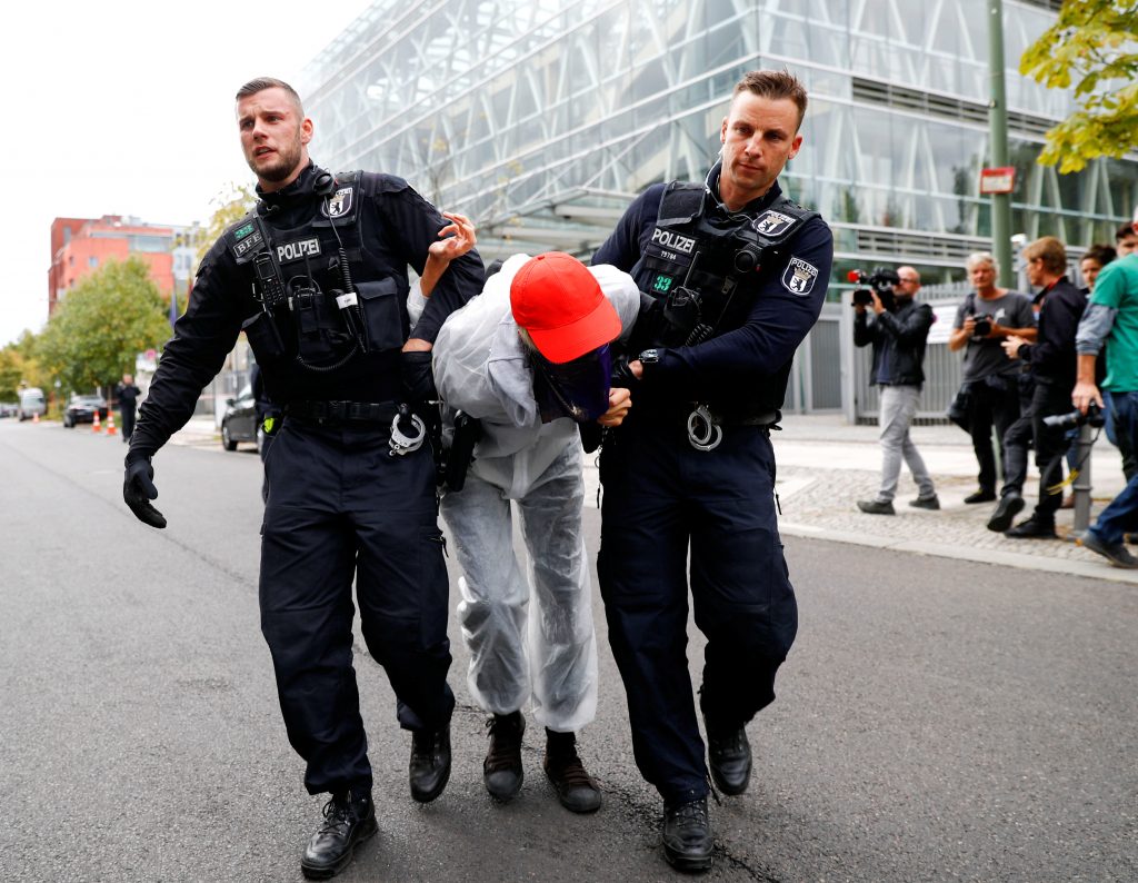 شرطة برلين تعتدي على رجل أسود