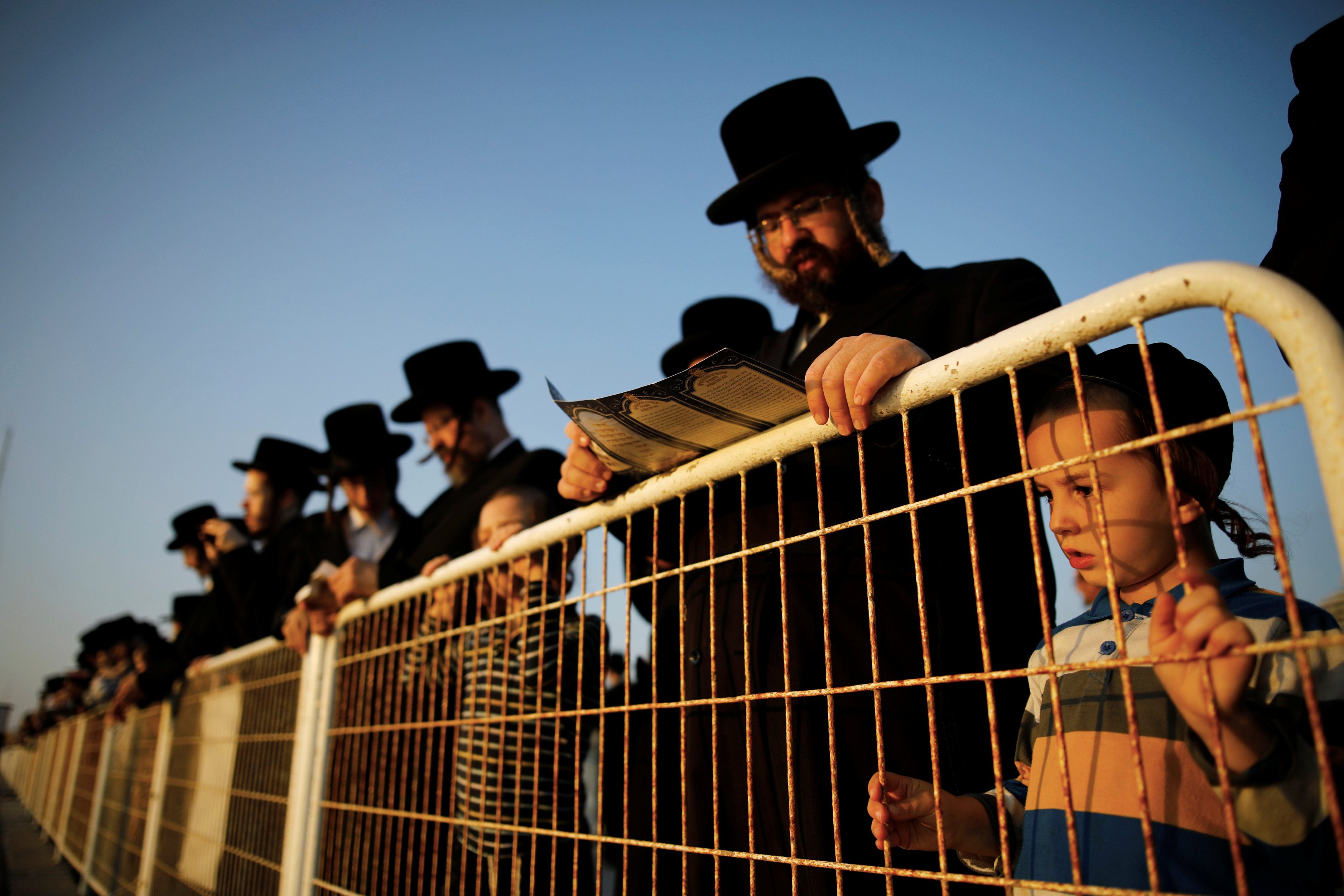 متعبدون يهود يقرأون التوراة في مدينة أسدود (رويترز)