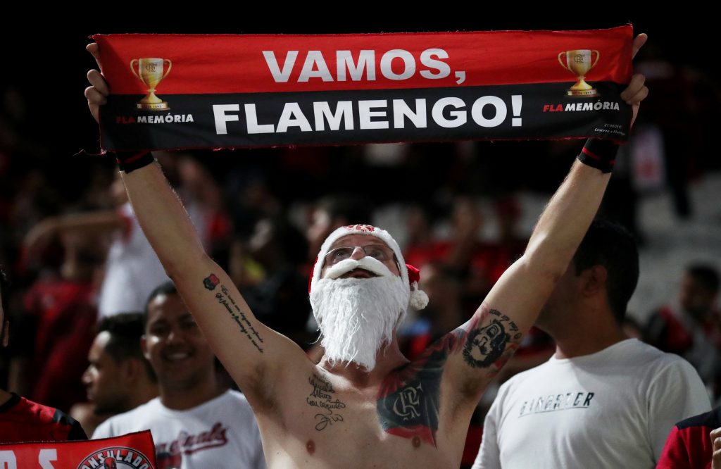 مشجع برازيلي وشم قميص فريقه على جسده (رويترز)