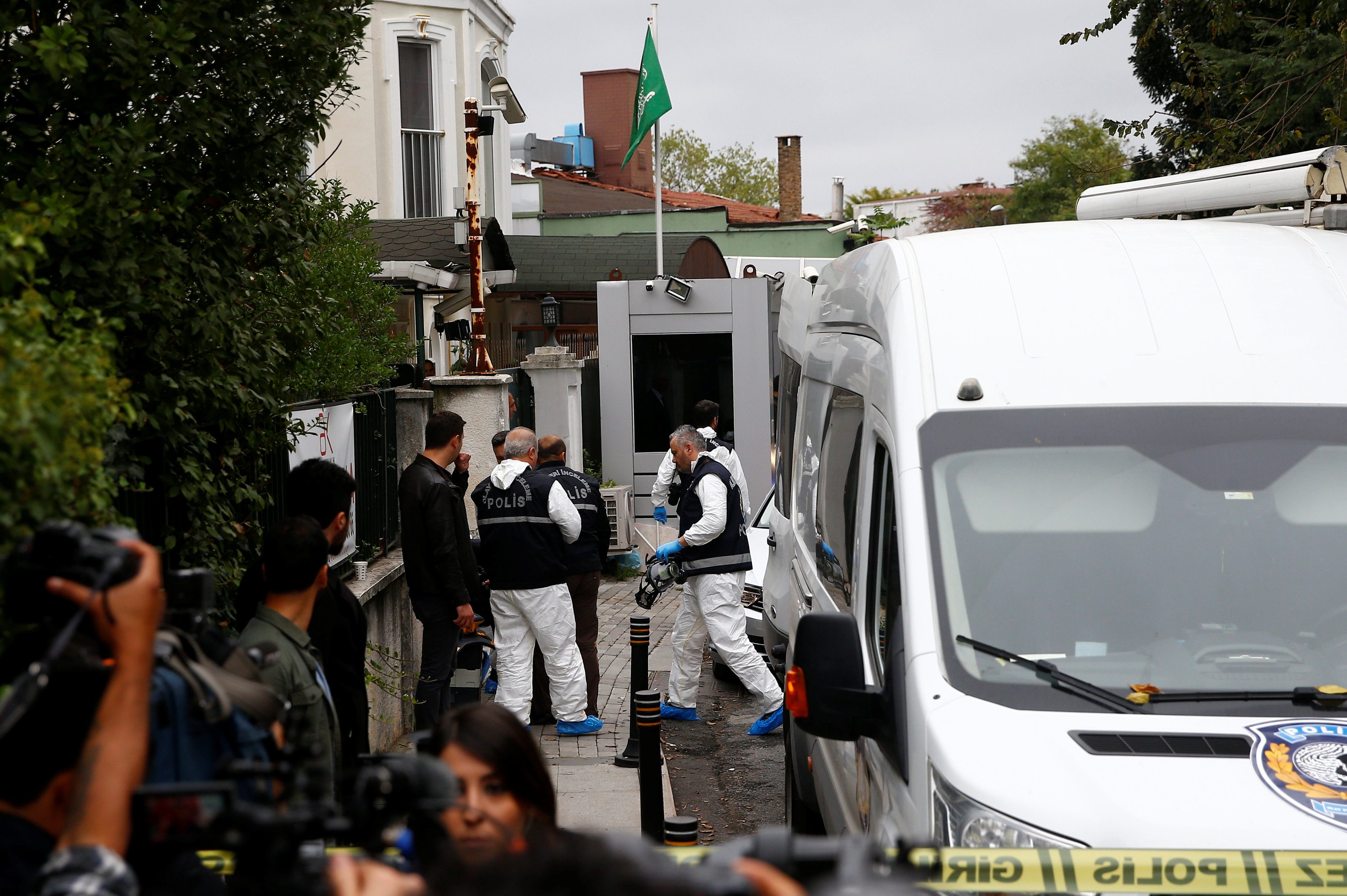 لاول مرة الأتراك يدخلون مقر إقامة القنصل السعودس