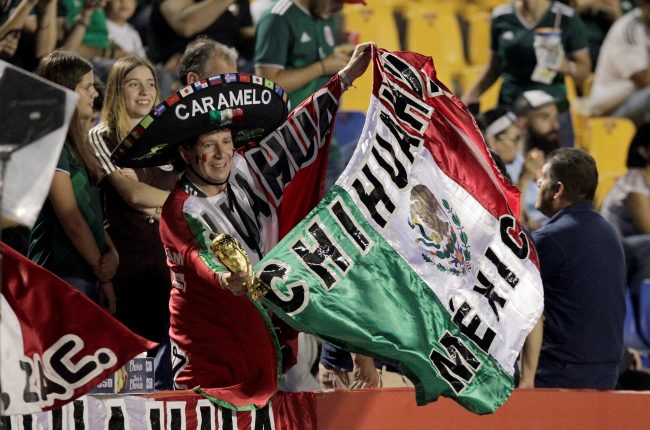 فيديو صادم لعصابة تقتحم ملعباً وتقتل مدرباً في المكسيك.. أطلقت عليه 10 رصاصات خلال مباراة