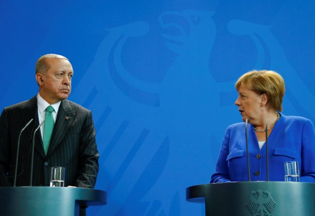 غزل فتحريض فتراجع عن الاتفاقات.. كيف أحرجت أثينا الوساطة الألمانية التي منعت وقوع حرب بين تركيا واليونان؟