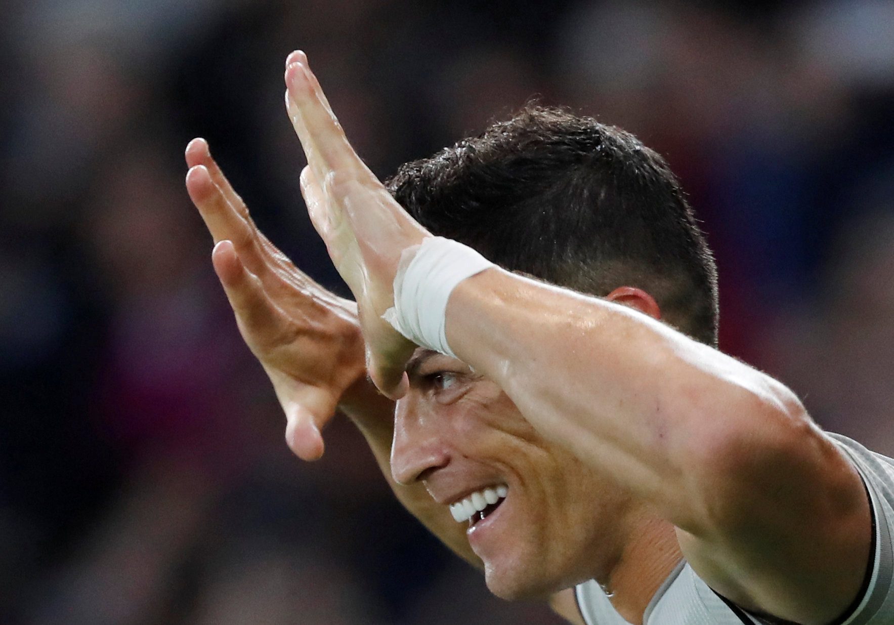 كريستيانو رونالدو يحتفل بتسجيله هدفاً مع يوفنتوس في مرمى أودينيزي ضمن منافسات الدوري الإيطالي / رويترز