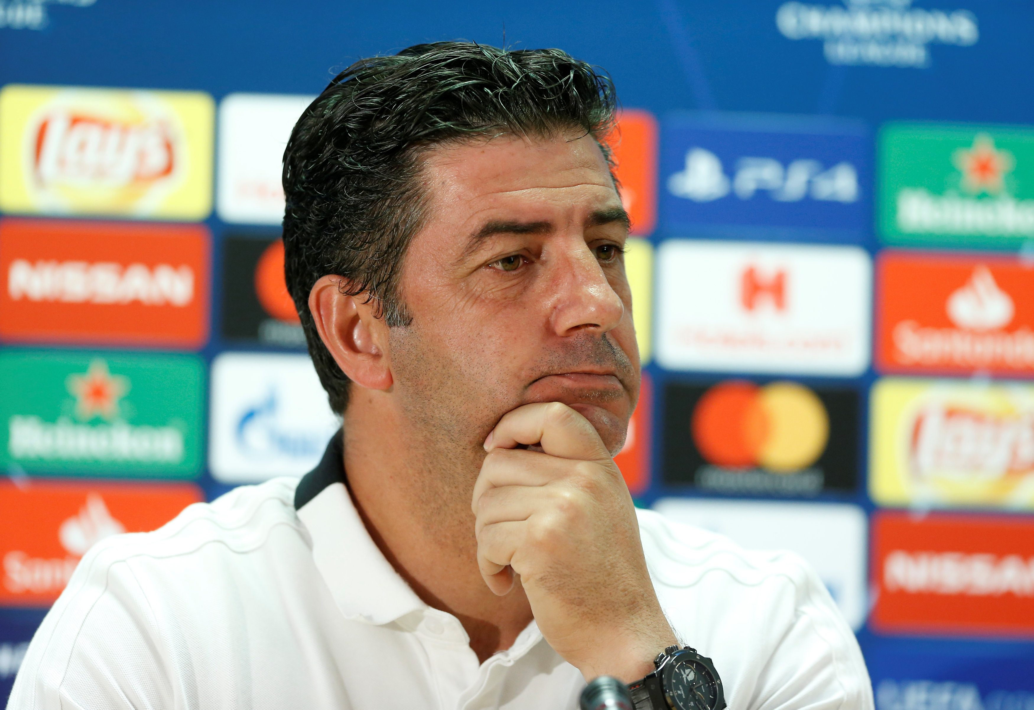 هل يرحل فيتوريا عن منتخب مصر لقيادة الأهلي السعودي؟ (رويترز)