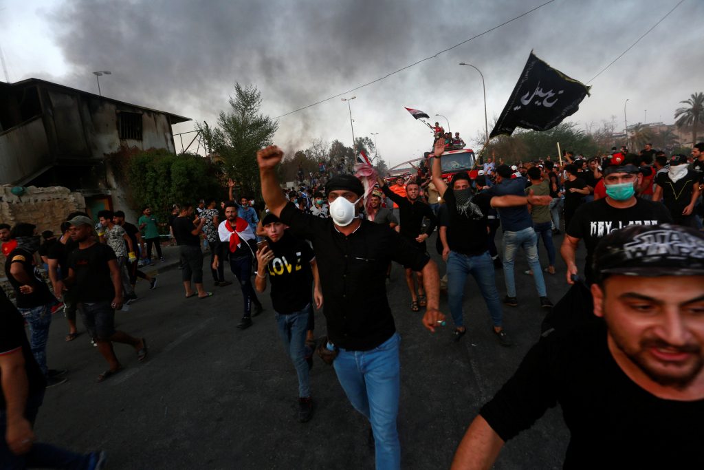 إيران تستدعي سفير العراق بعد حرق قنصليتها في البصرة