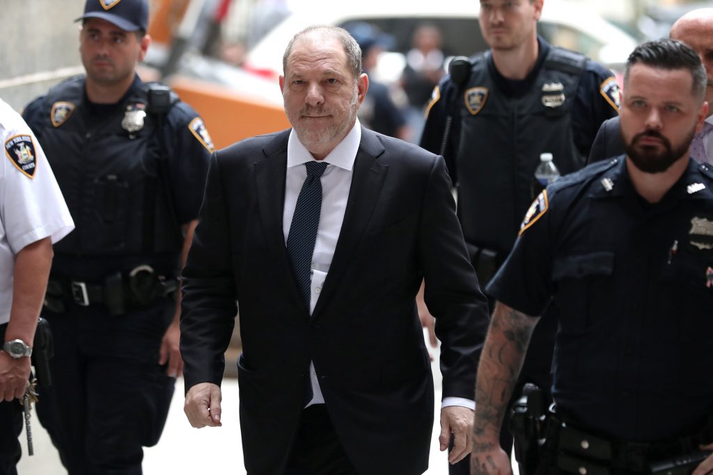 هارفي وينشتاين والممثلات اللاتي اتهمنه بـ«التحرش» يصلون إلى تسوية بـ٤٤ مليون دولار