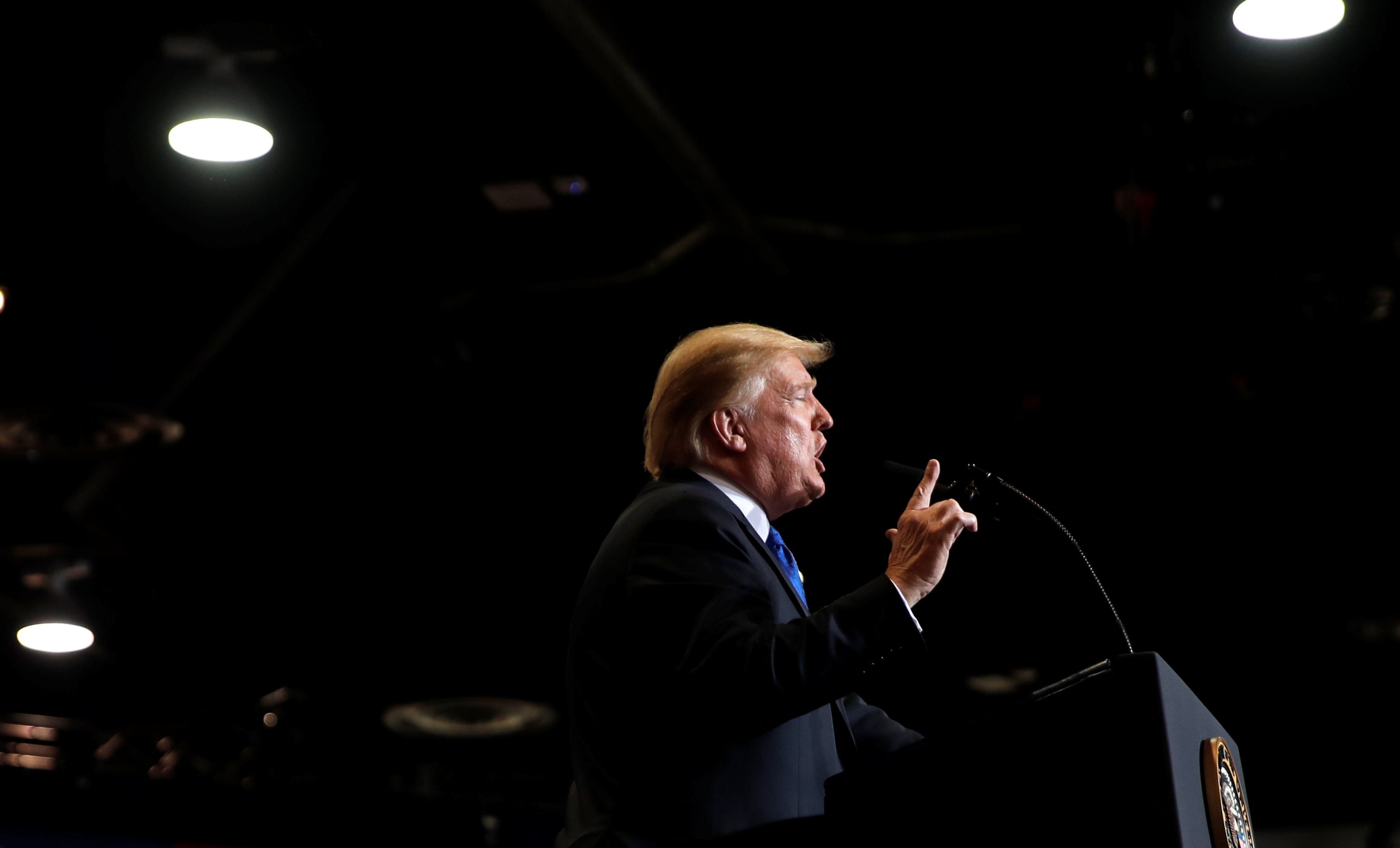 ترمب يطالب بخفض سعر النفط