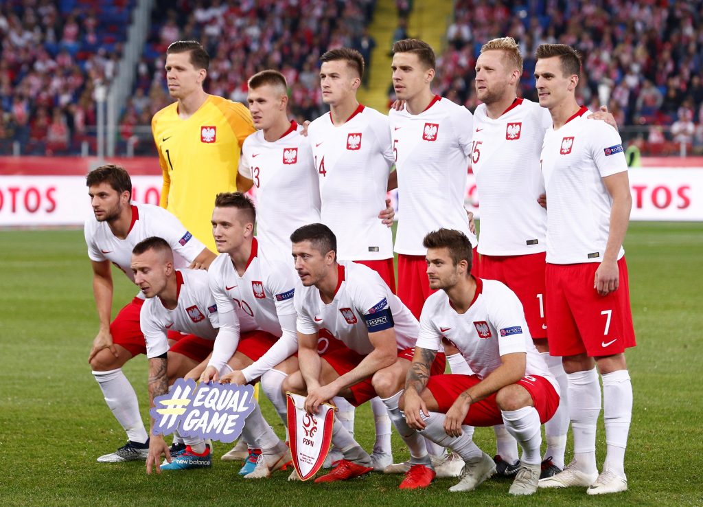 منتخب بولندا يواجه روسيا في ملحق تصفيات كأس العالم 2022 (رويترز)