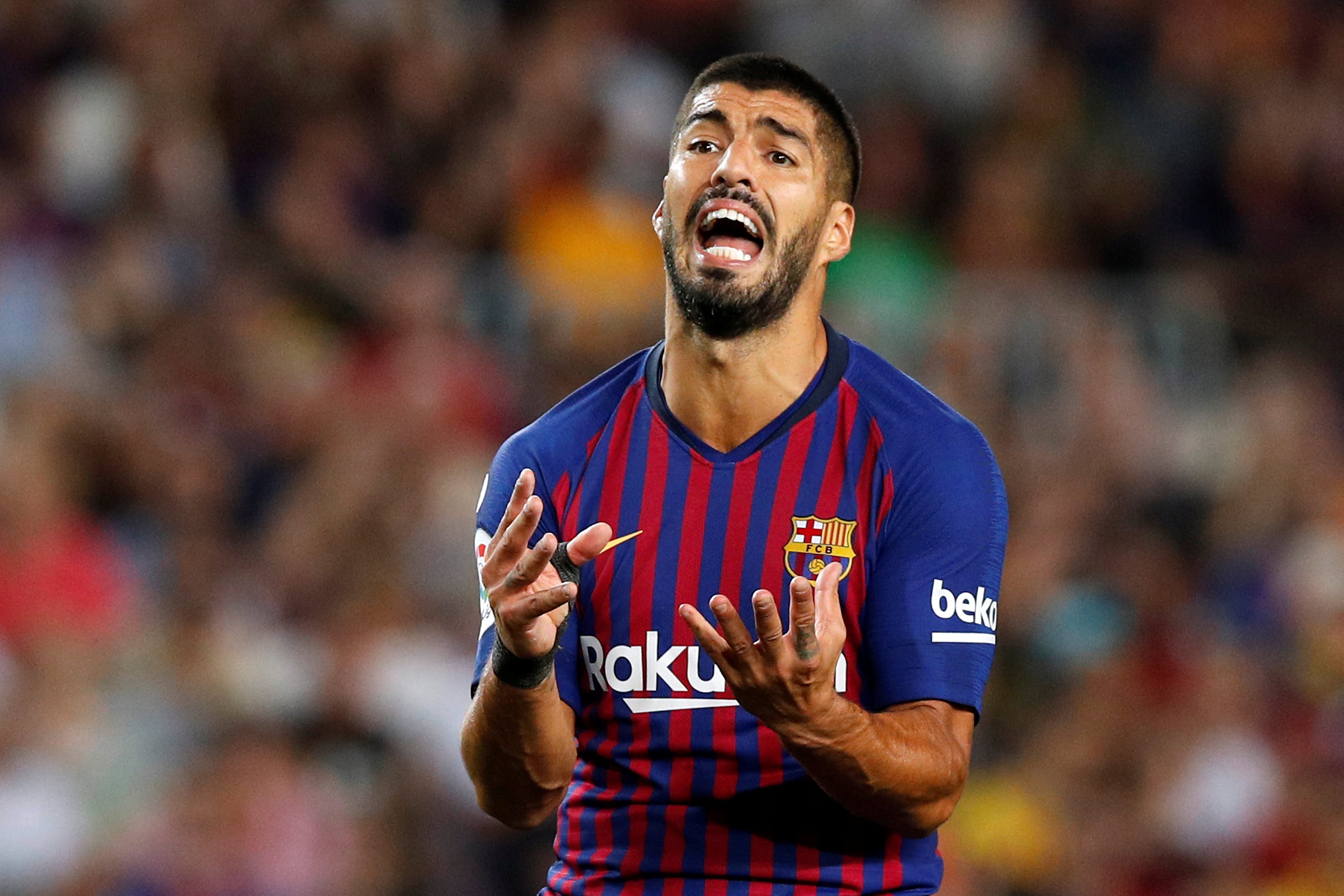 في لقطة لا تمت للروح الرياضية بصلة.. ميسي يرفض مصافحة حكم مباراة برشلونة الأخيرة (فيديو)