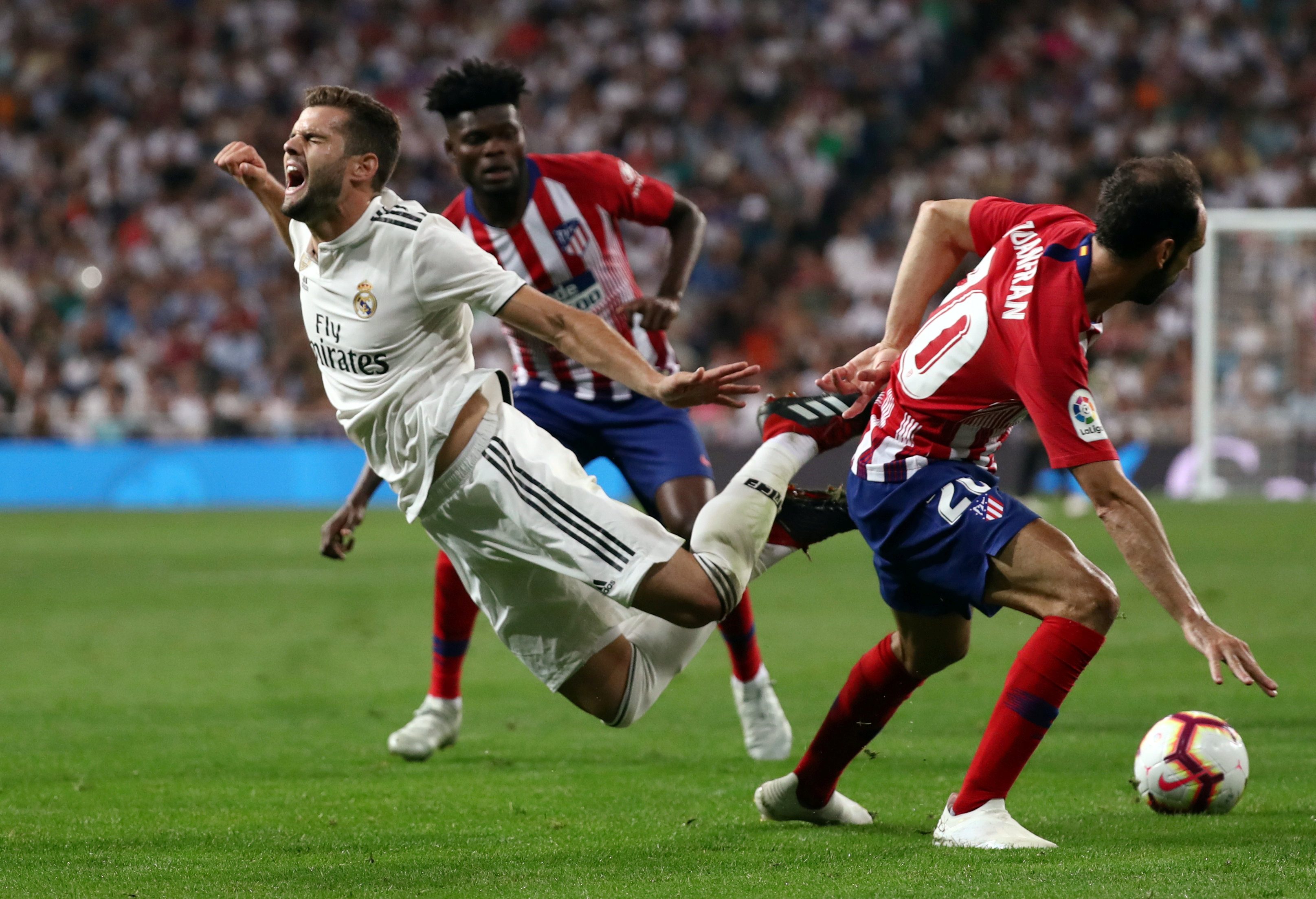 من مباراة ريال مدريد مع جاره أتليتيكو مدريد ضمن منافسات الدوري الإسباني (رويترز)