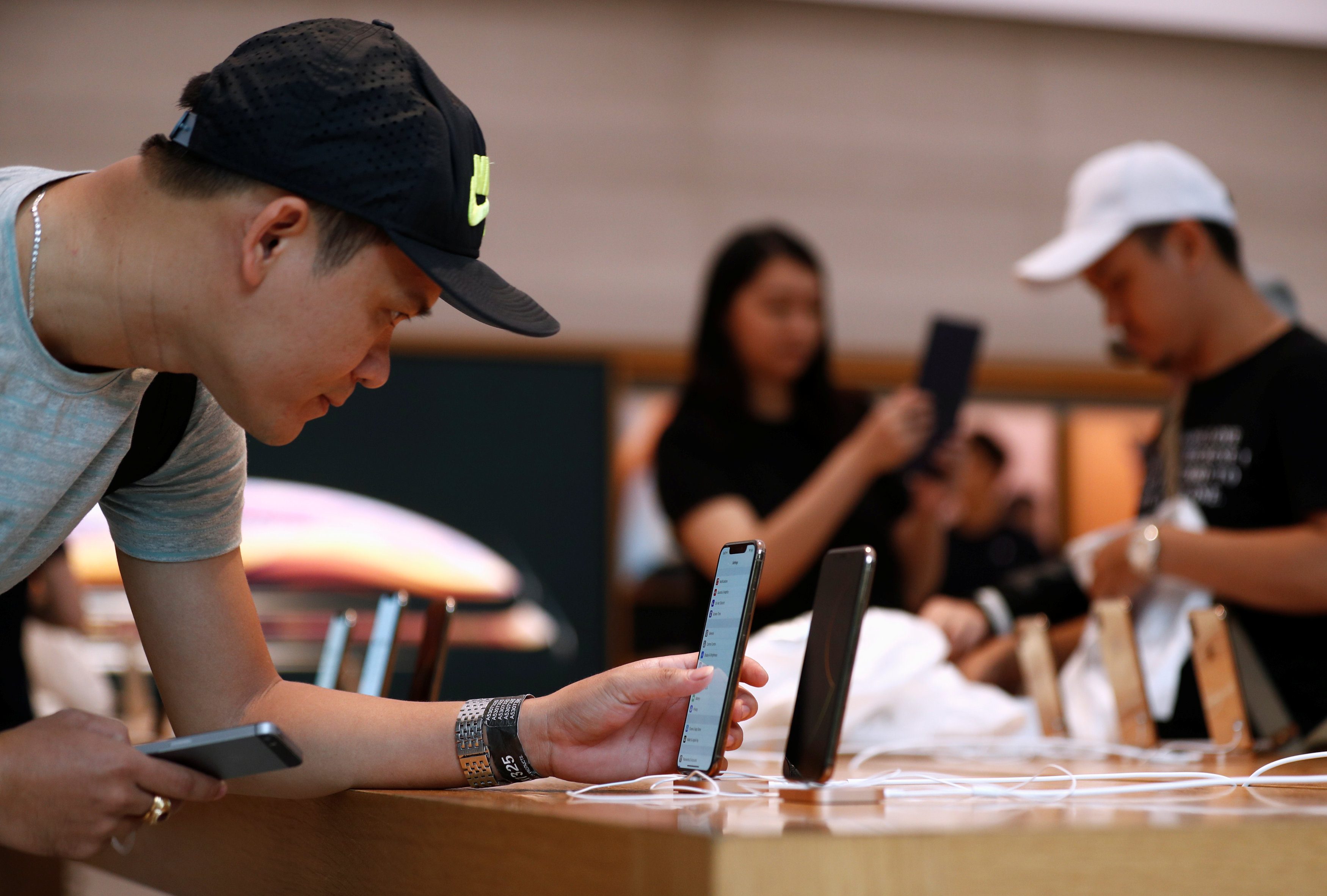 عرض صور آيفون وإرسالها إلى جهاز آخر