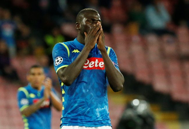 حيرة بين مدربي الطوارئ.. مدافع نابولي أحدث الصراعات بين يونايتد وريال مدريد